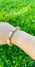 Load image into Gallery viewer, Mother of Pearl Stretch Bracelet