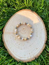 Load image into Gallery viewer, Mother of Pearl Stretch Bracelet