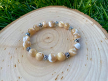 Load image into Gallery viewer, Mother of Pearl Stretch Bracelet
